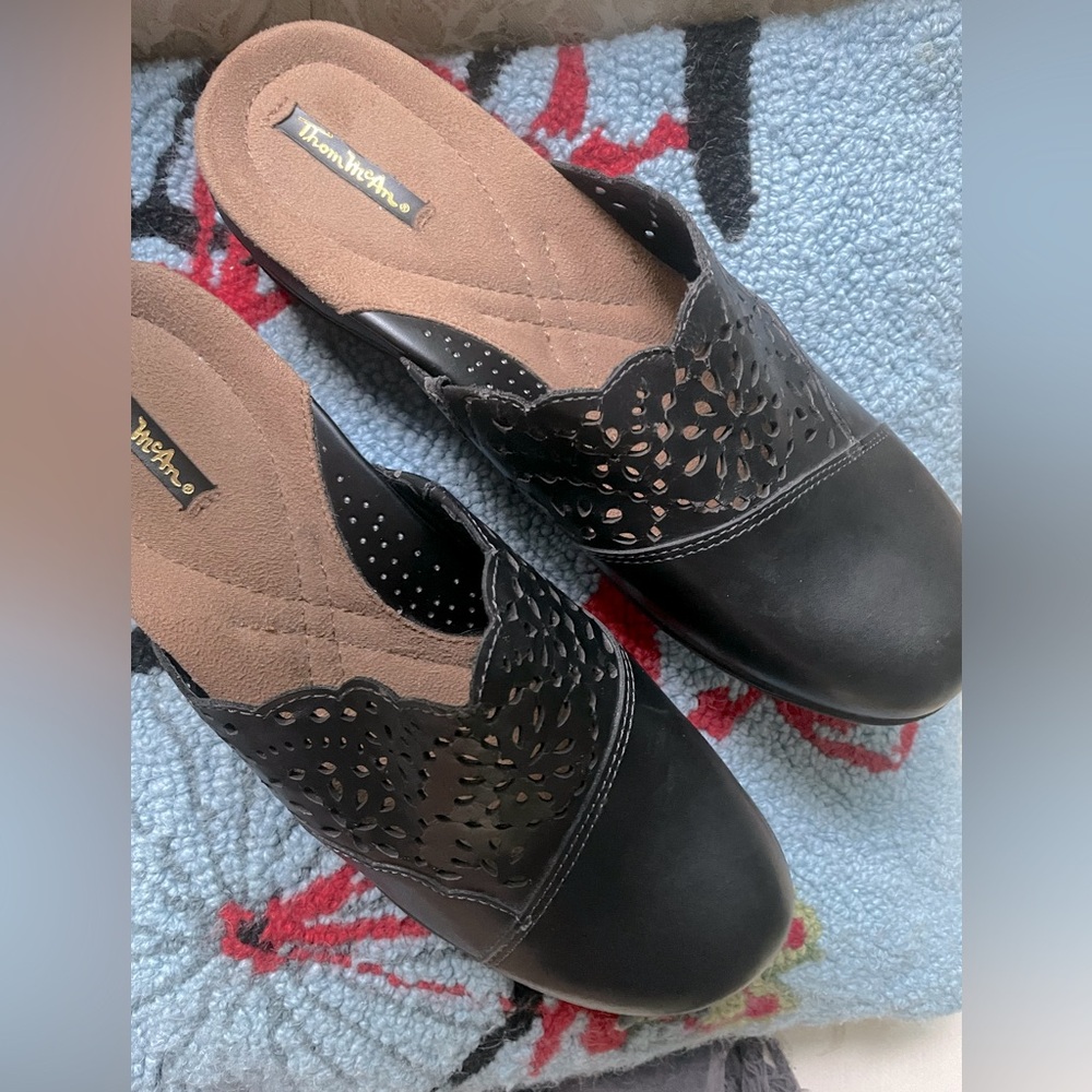 Wedge heeled/clog leather cut work black